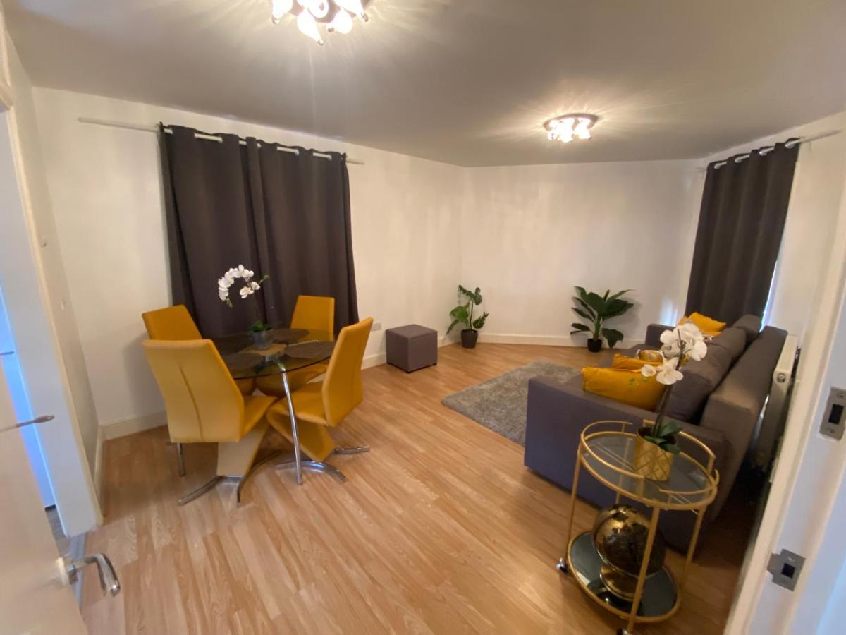 Private House With Free Park For Group Near Wembley Station Villa London Kültér fotó