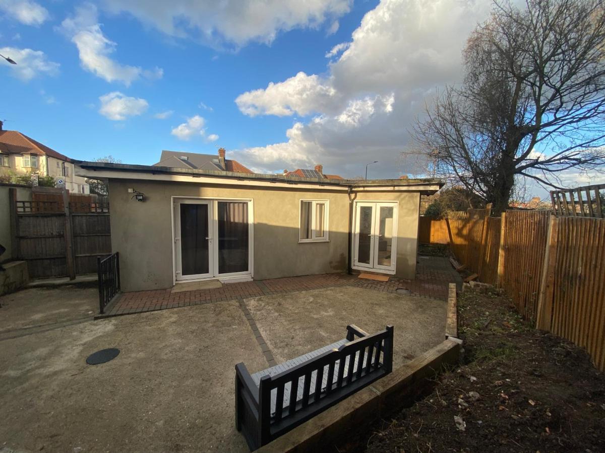 Private House With Free Park For Group Near Wembley Station Villa London Kültér fotó
