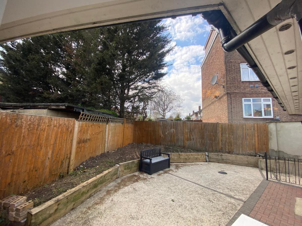 Private House With Free Park For Group Near Wembley Station Villa London Kültér fotó