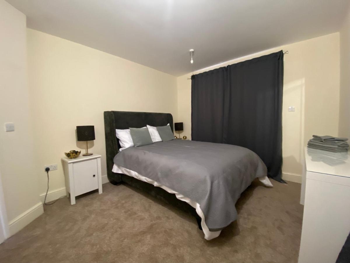 Private House With Free Park For Group Near Wembley Station Villa London Kültér fotó