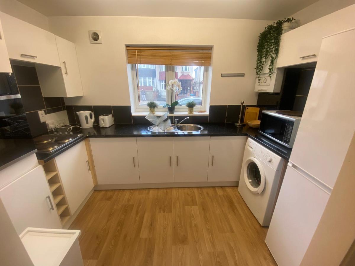 Private House With Free Park For Group Near Wembley Station Villa London Kültér fotó