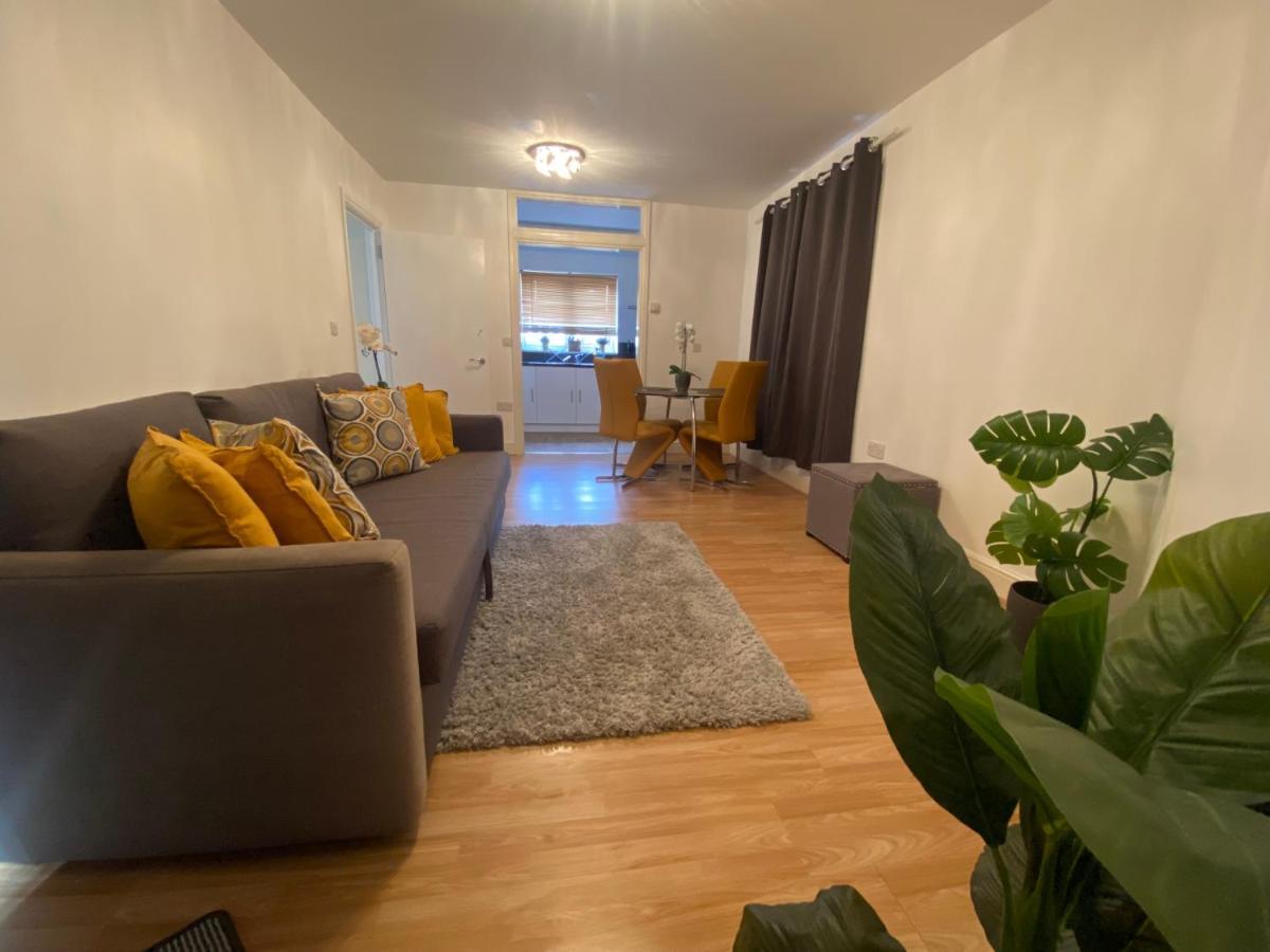 Private House With Free Park For Group Near Wembley Station Villa London Kültér fotó