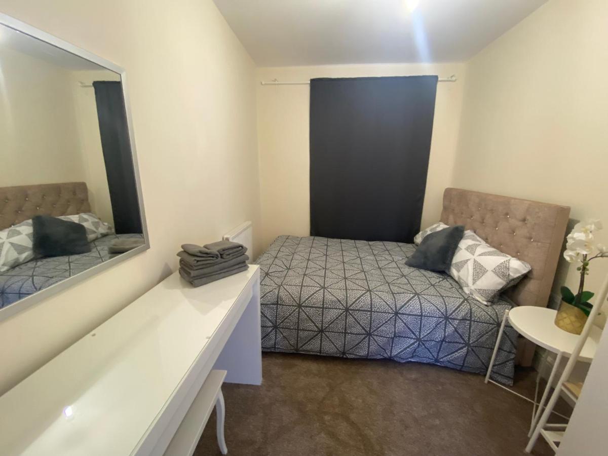 Private House With Free Park For Group Near Wembley Station Villa London Kültér fotó