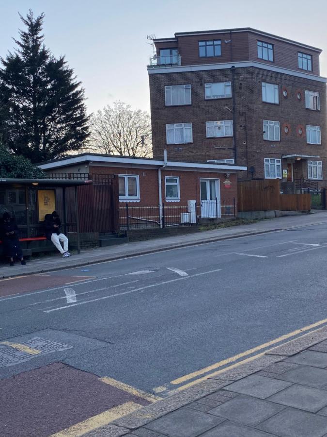 Private House With Free Park For Group Near Wembley Station Villa London Kültér fotó