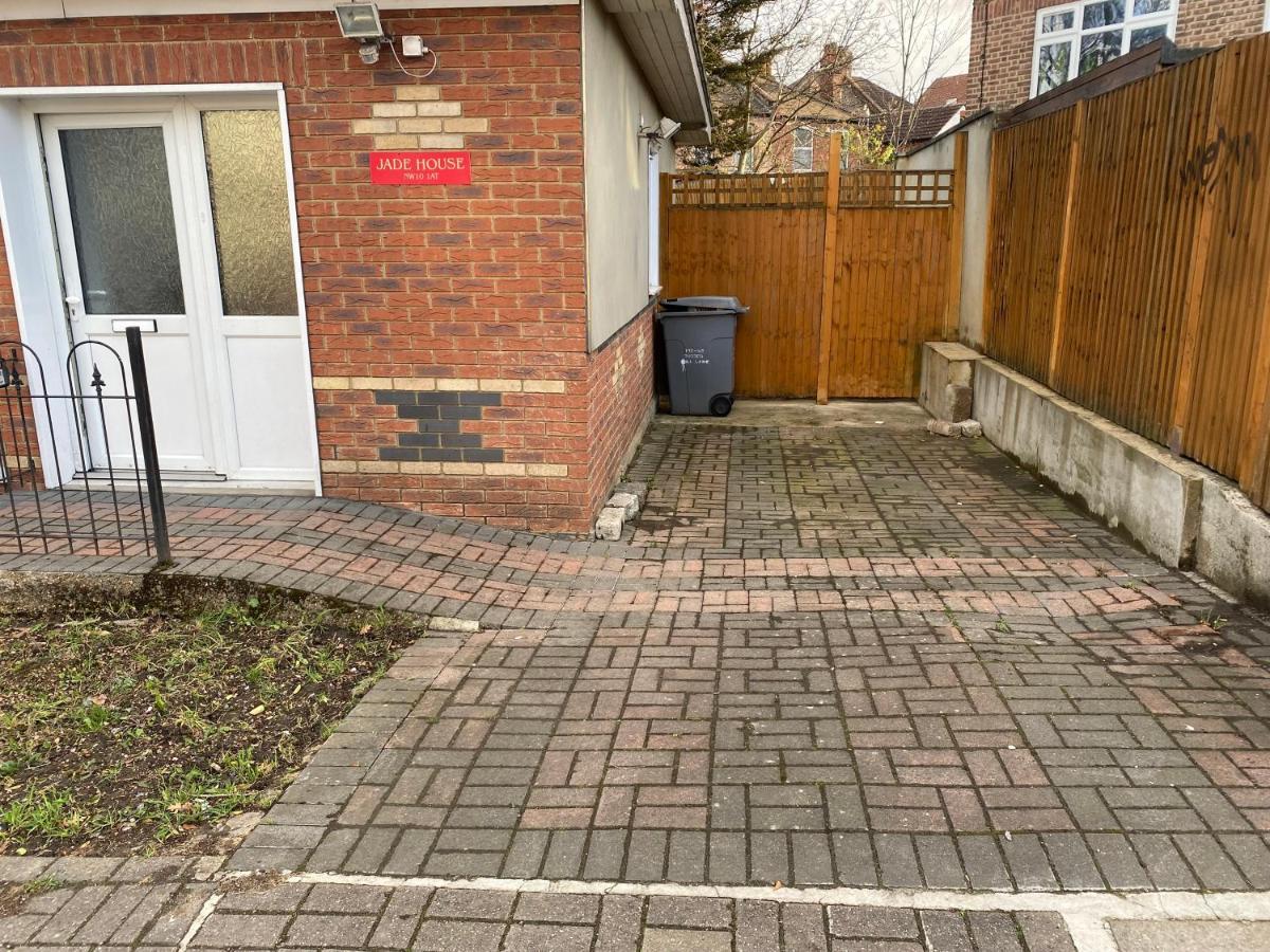 Private House With Free Park For Group Near Wembley Station Villa London Kültér fotó